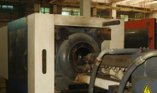 开一个小型的塑料制品厂,主要生产（公用塑料垃圾桶）,需要哪些设备,投资需多少钱 塑料制品加工设备